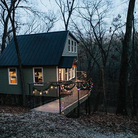 Secluded Treehouse In The Woods - Tree Hugger Hideaway Villa Branson Bagian luar foto