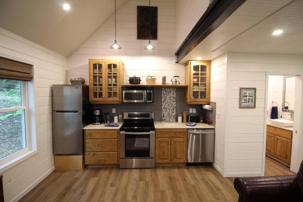 Secluded Treehouse In The Woods - Tree Hugger Hideaway Villa Branson Bagian luar foto