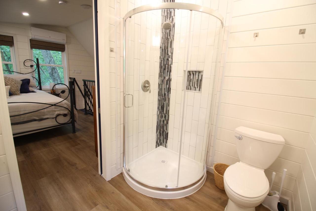 Secluded Treehouse In The Woods - Tree Hugger Hideaway Villa Branson Bagian luar foto