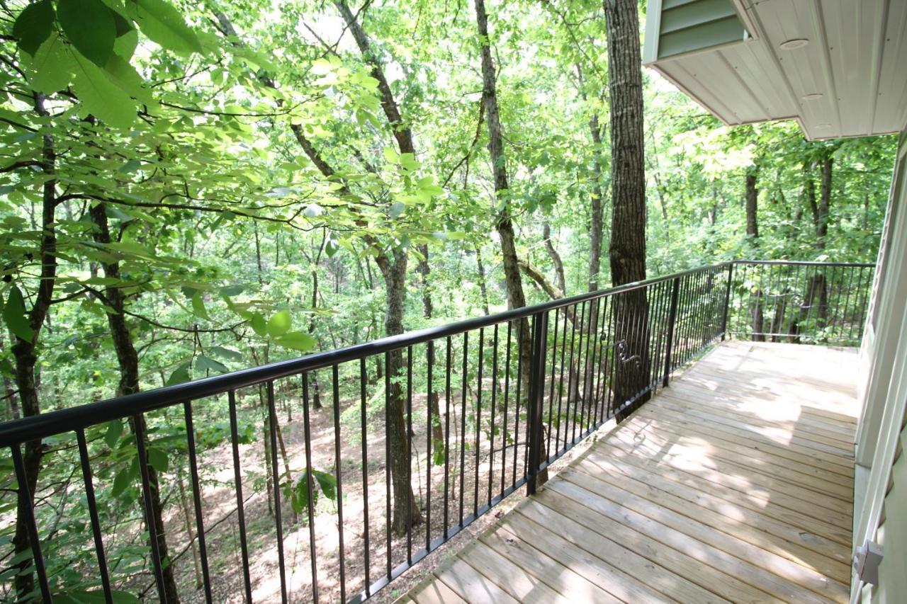 Secluded Treehouse In The Woods - Tree Hugger Hideaway Villa Branson Bagian luar foto