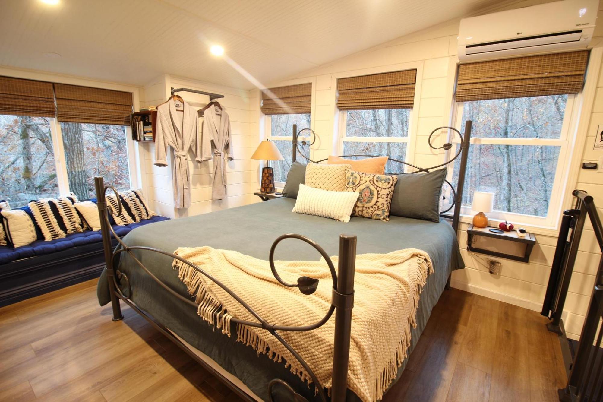 Secluded Treehouse In The Woods - Tree Hugger Hideaway Villa Branson Bagian luar foto