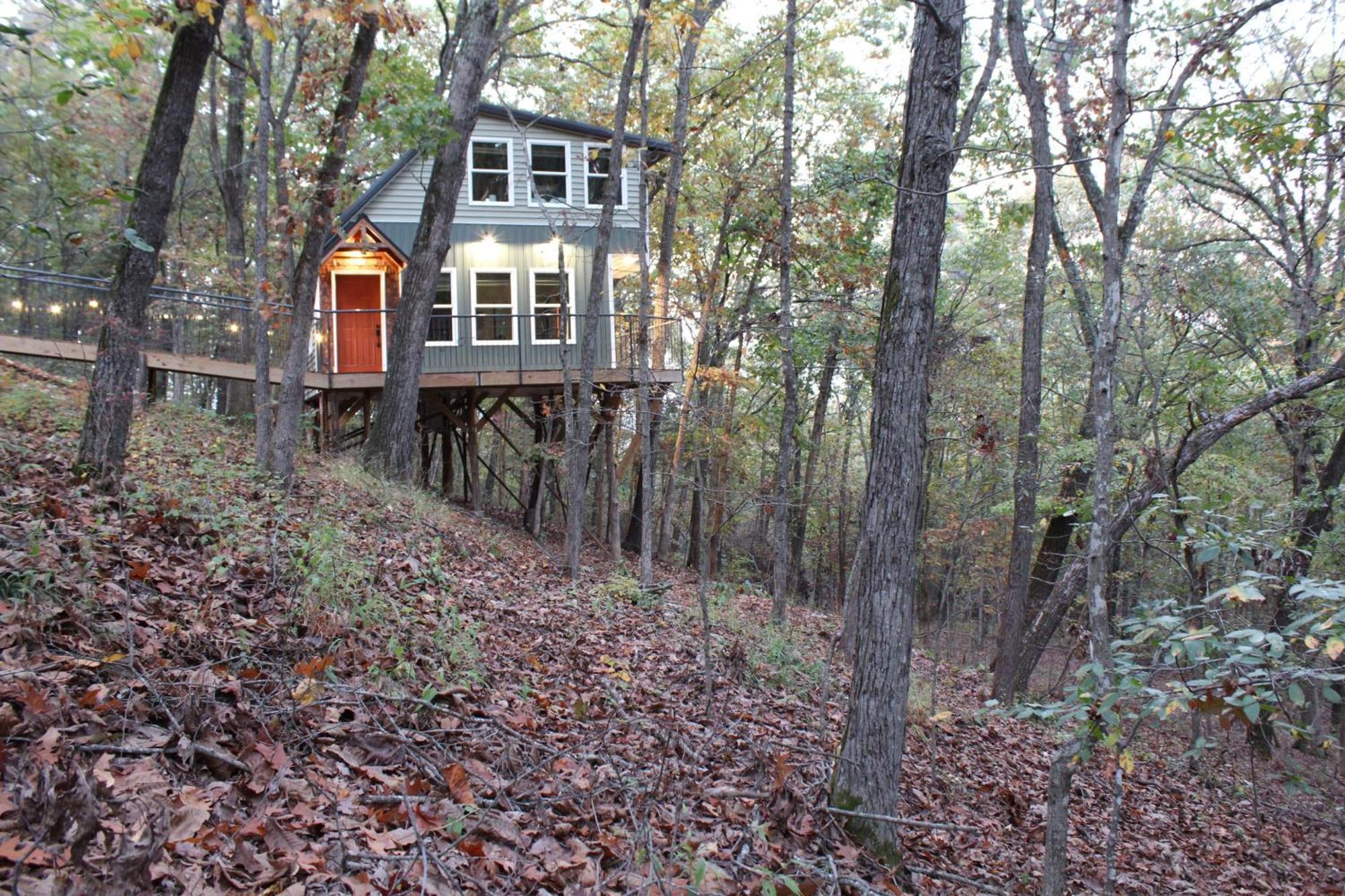 Secluded Treehouse In The Woods - Tree Hugger Hideaway Villa Branson Bagian luar foto