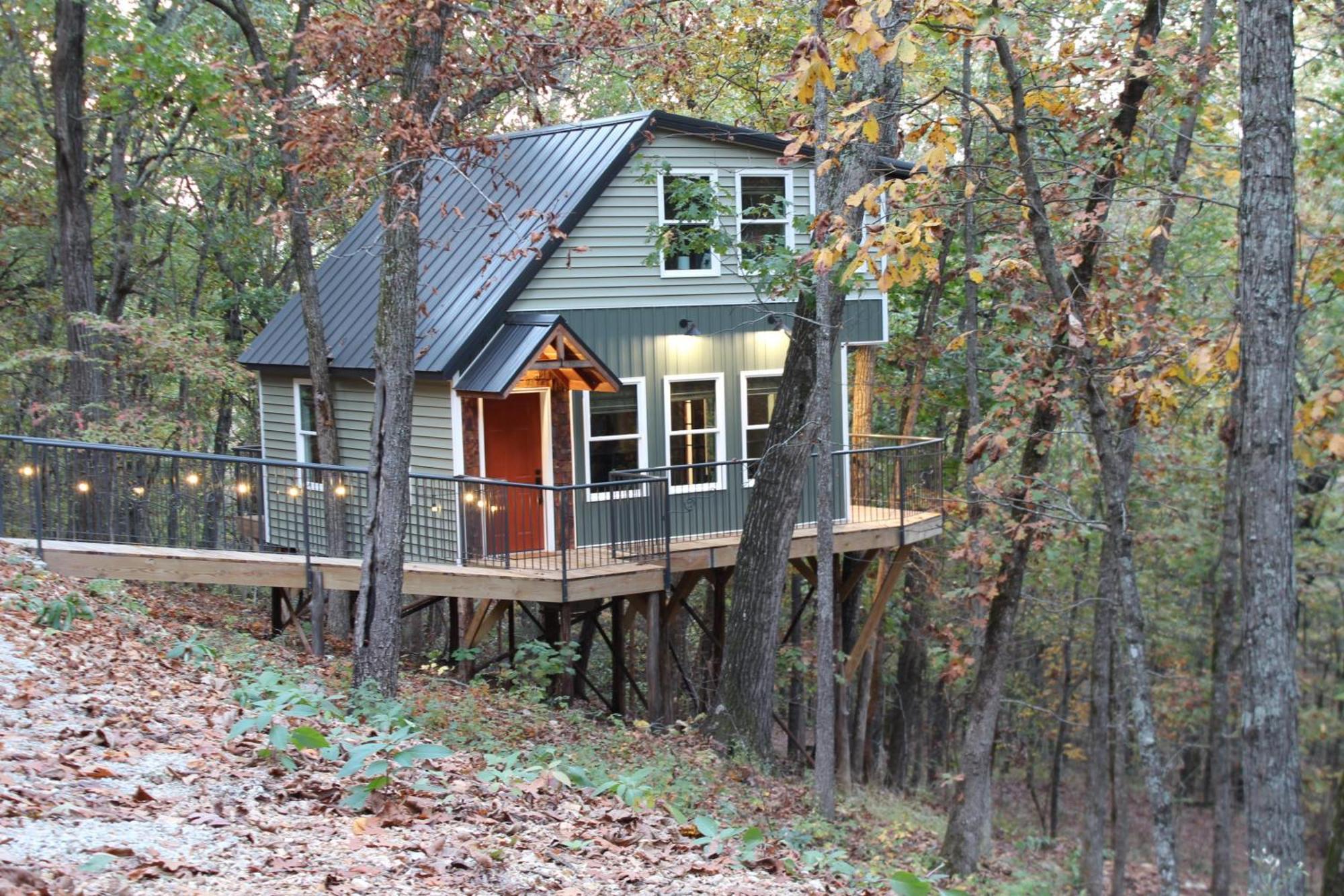 Secluded Treehouse In The Woods - Tree Hugger Hideaway Villa Branson Bagian luar foto