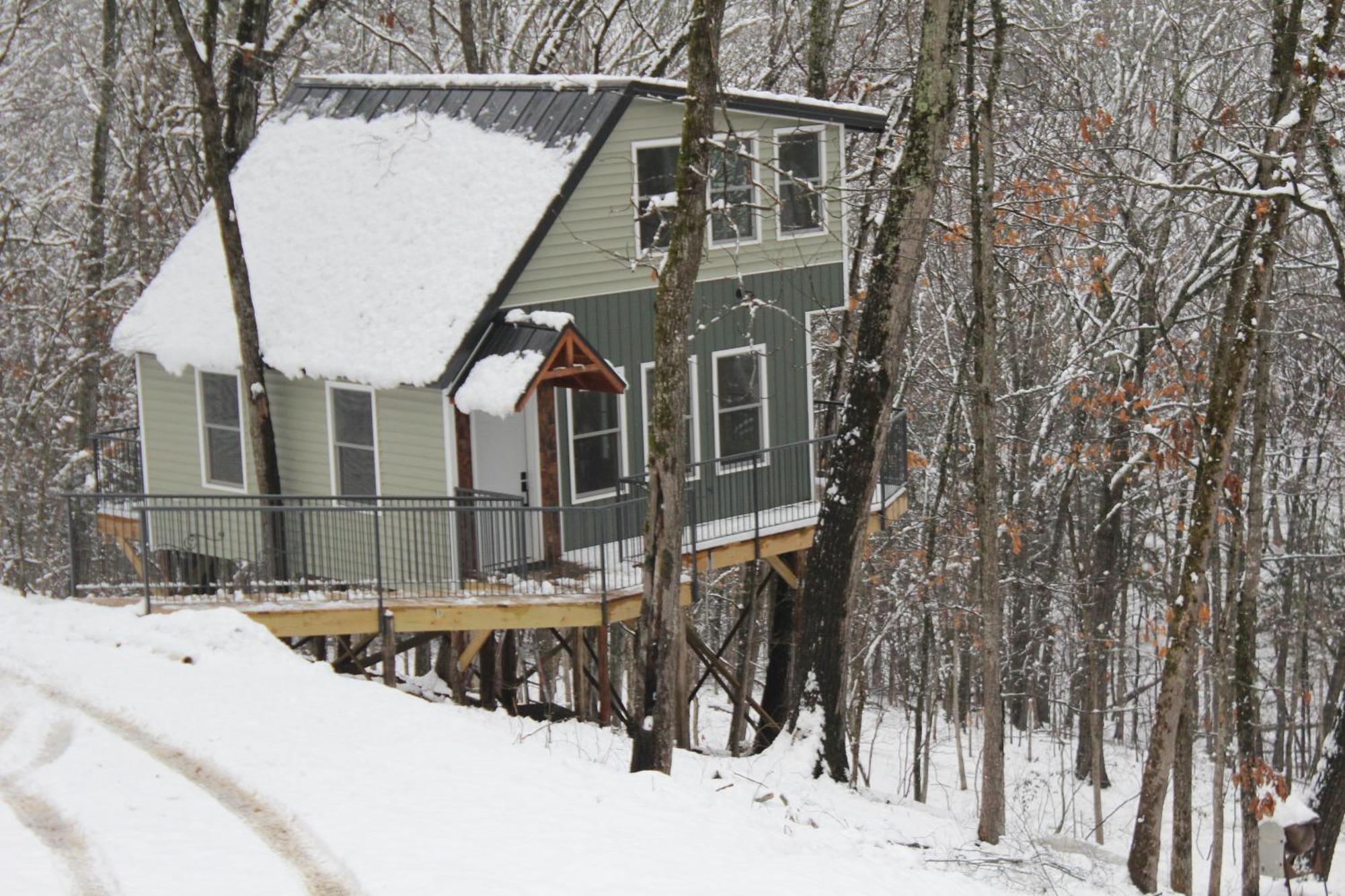 Secluded Treehouse In The Woods - Tree Hugger Hideaway Villa Branson Bagian luar foto