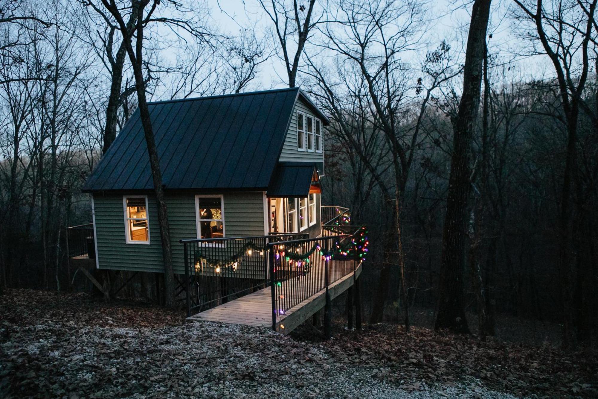 Secluded Treehouse In The Woods - Tree Hugger Hideaway Villa Branson Bagian luar foto